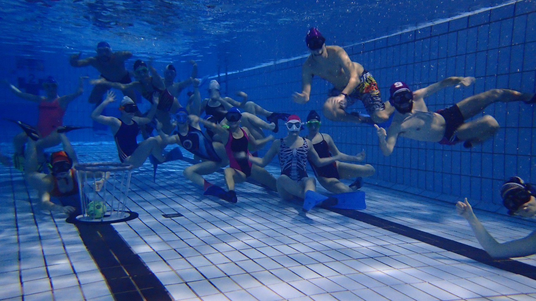 Divertida jornada de rugby subacuático
